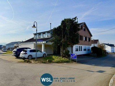 Hauptbild Stattliches 3-Familienhaus mit 2 Garagen und schönem Garten in ruhiger Ortsrandlage von Bempflingen.